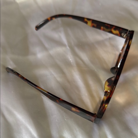 Tortoise Shell Sunglasses - Picture 5 of 5